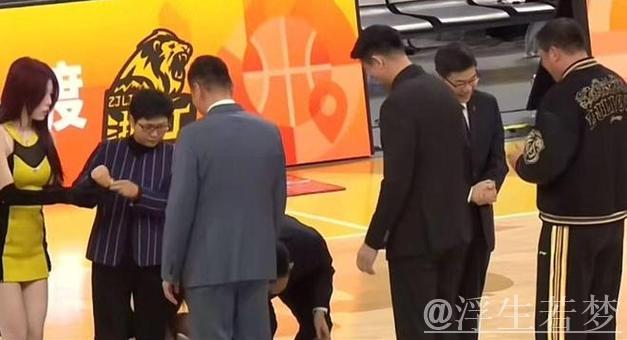 王博戒指落地，楼明更衣室领奖，球迷吐槽过于形式化